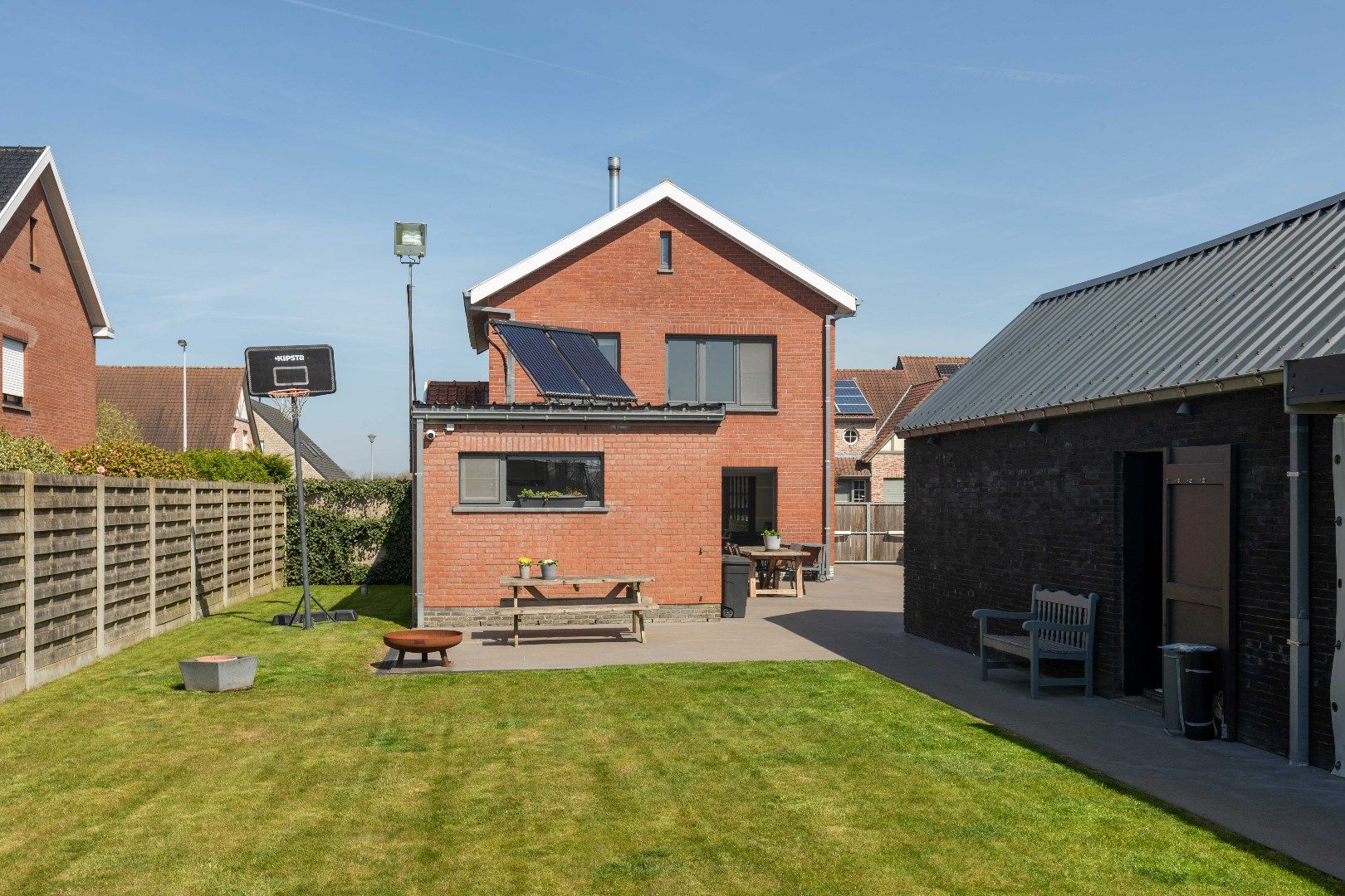 Vernieuwde energiezuinige alleenstaande woning met bijgebouwen  foto 23