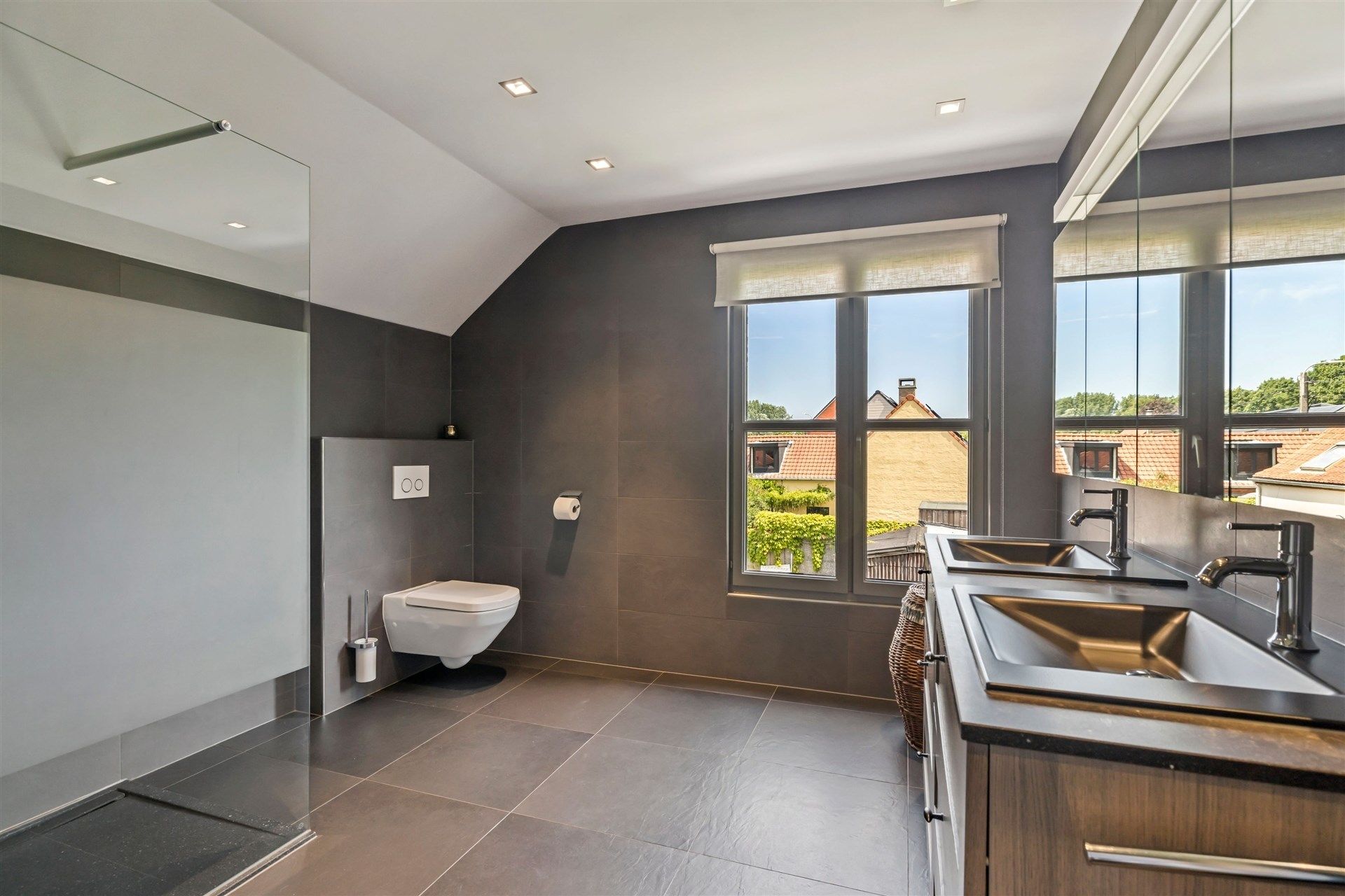 Ruim opgezette gezinswoning met 3 slaapkamers & mooi aangelegde tuin op een perceel van 1.016m² foto 16