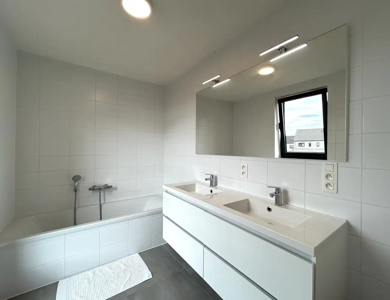 Recente, energiezuinige woning met tuin en garage op een gunstige ligging foto 16