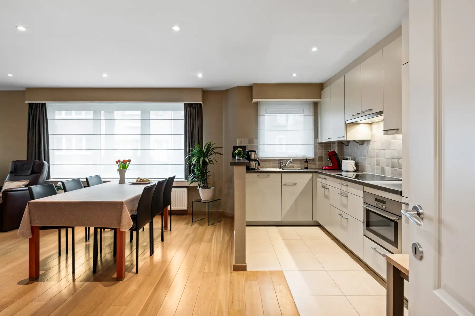 Ruim gelijkvloers appartement vlak buiten centrum Aartselaar foto 5