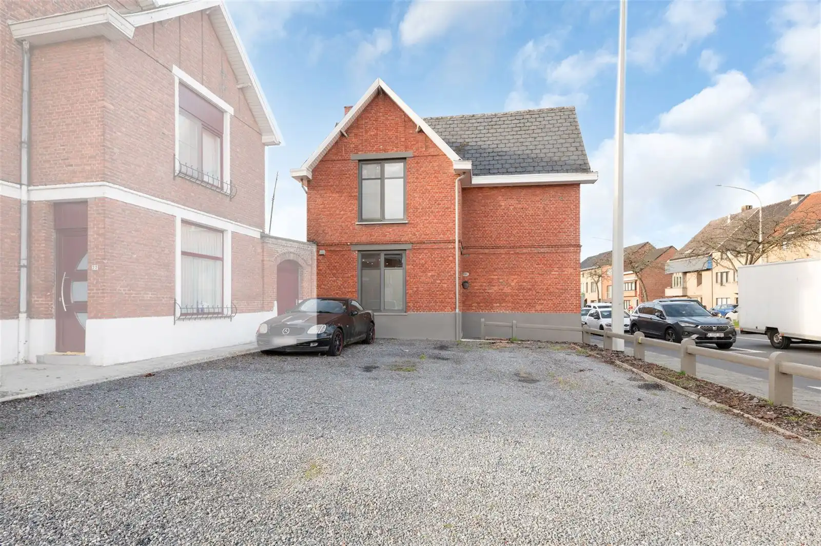 Instapklare gezinswoning met private parking. foto 14