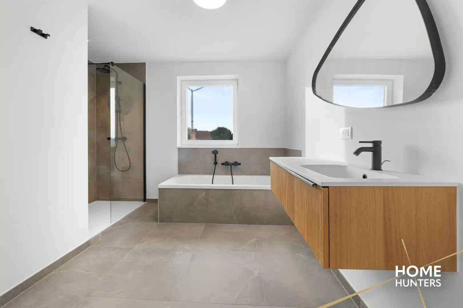 Luxueus afgewerkte halfopen nieuwbouwwoning met vergezichten foto 15