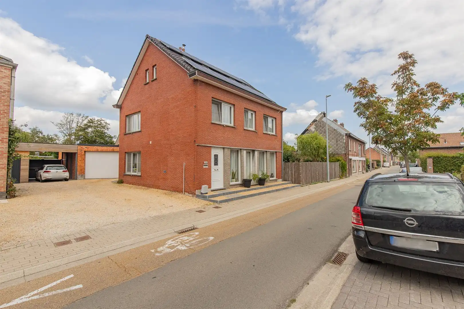 Volledig gerenoveerde woning met zwemvijver en ruime garage foto {{pictureIndex}}