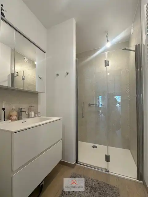 Modern appartement met staanplaats in groene parktuin foto 10