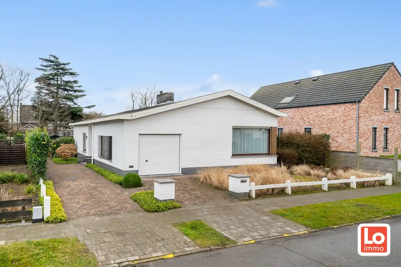 Hoofdfoto van de publicatie: VERKOCHT! Goed onderhouden op te frissen gelijkvloerse woning met inpandige garage in een rustige straat nabij het centrum van Zelzate!