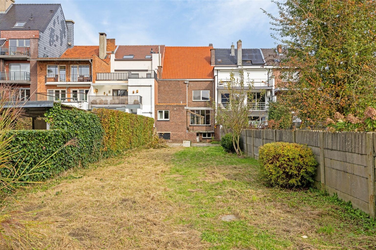 Ruime, karaktervolle stadswoning met 5 slaapkamers, royale tuin en garage in het centrum van Maaseik.  foto 38