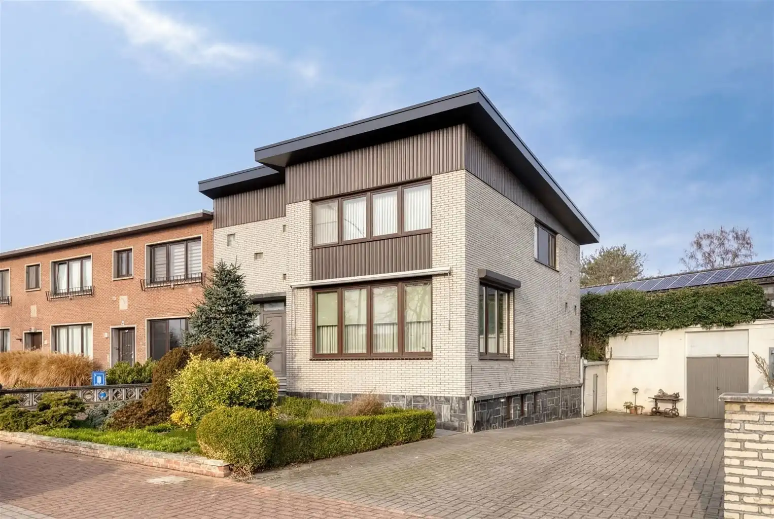 Ruime halfopen stadswoning met 3 slaapkamers, gezellige binnenkoer en achterliggende loods in het centrum van Maaseik. foto 29