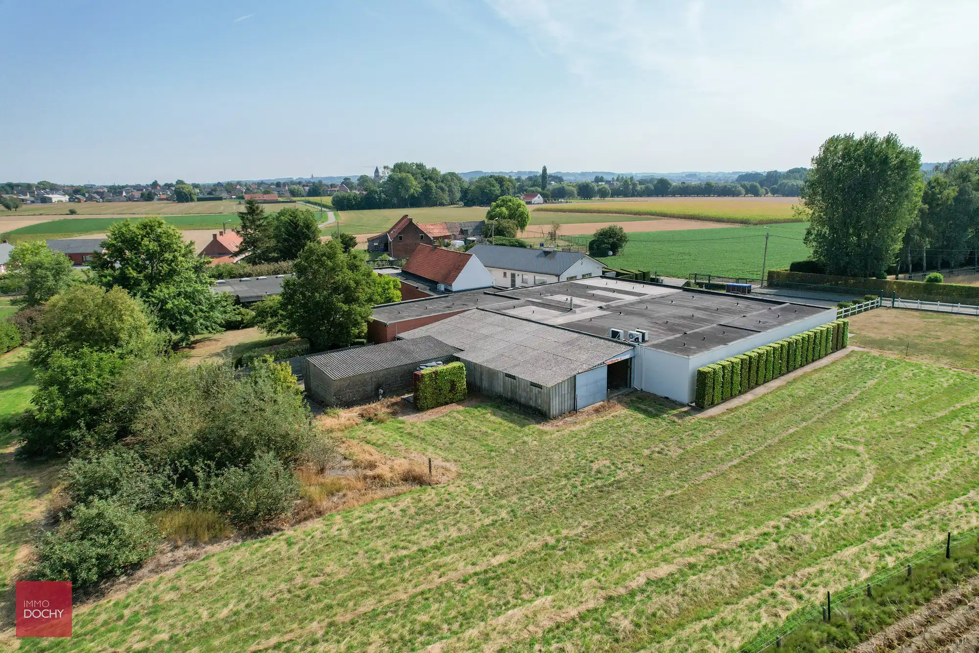 Landelijk gelegen gelijkvloerse VILLA met MAGAZIJN (verkoopsruimte) foto 2