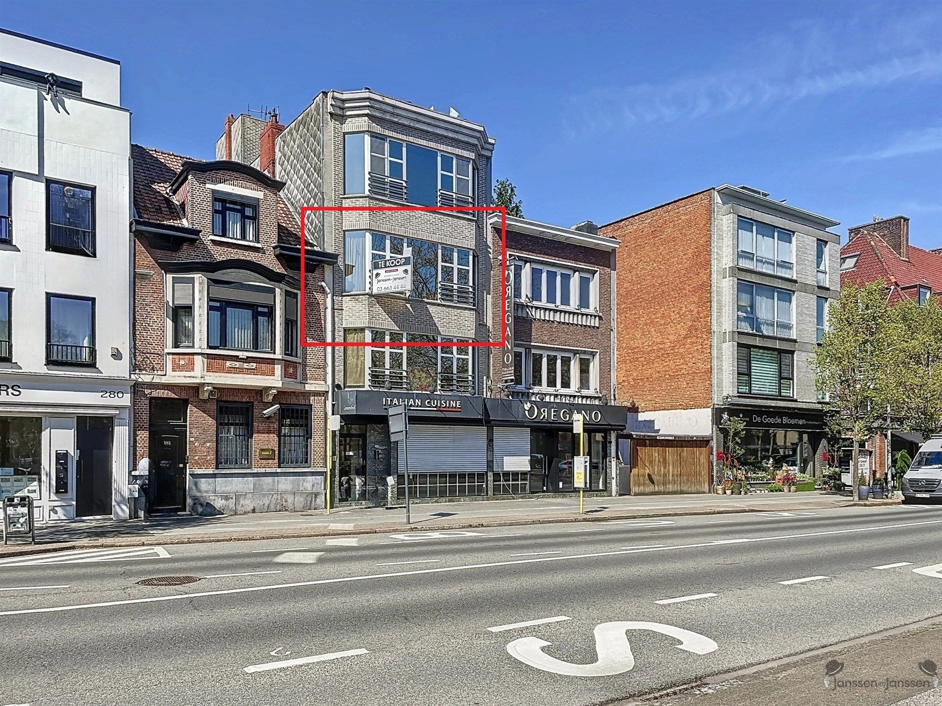 Appartement met terras op TOP locatie in het centrum van Brasschaat foto {{pictureIndex}}