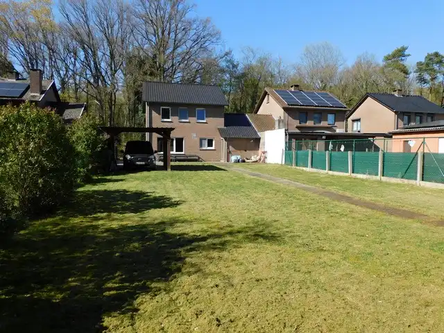 Instapklare woning met garage en tuin foto 14