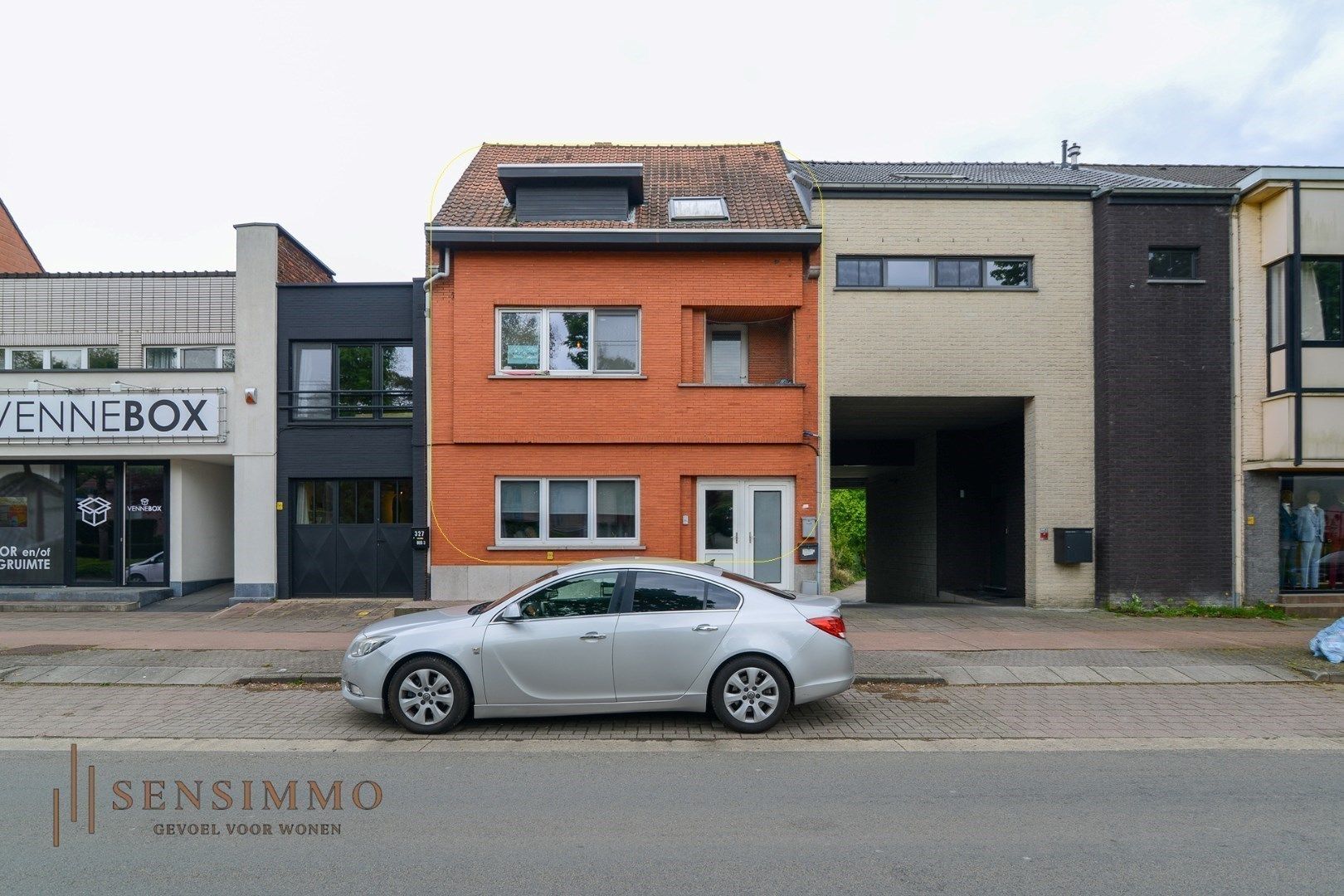 Instapklare duplex met 3 slpk + terras + parking in de levendige Vennestraat! foto {{pictureIndex}}