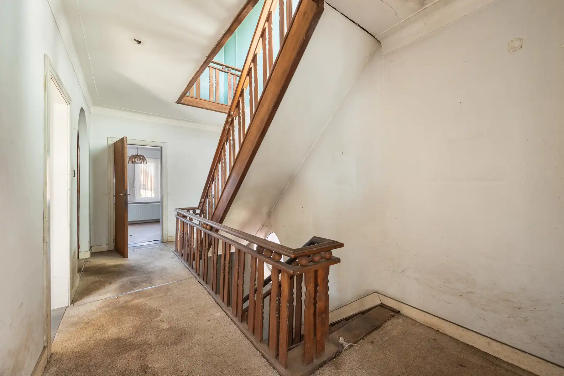 Te renoveren woning met 4 slaapkamers op een rustige locatie. foto 7