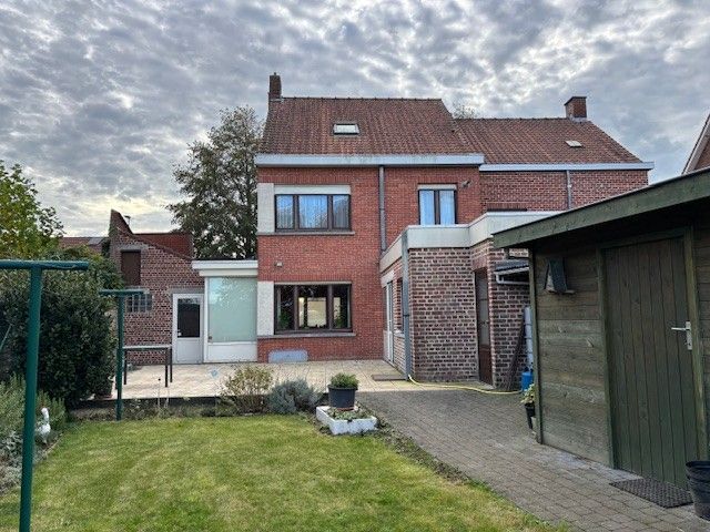 Te moderniseren halfopen bebouwing met 3 slaapkamers (5 mogelijk), garage en tuin met open zicht op weiland. foto 3