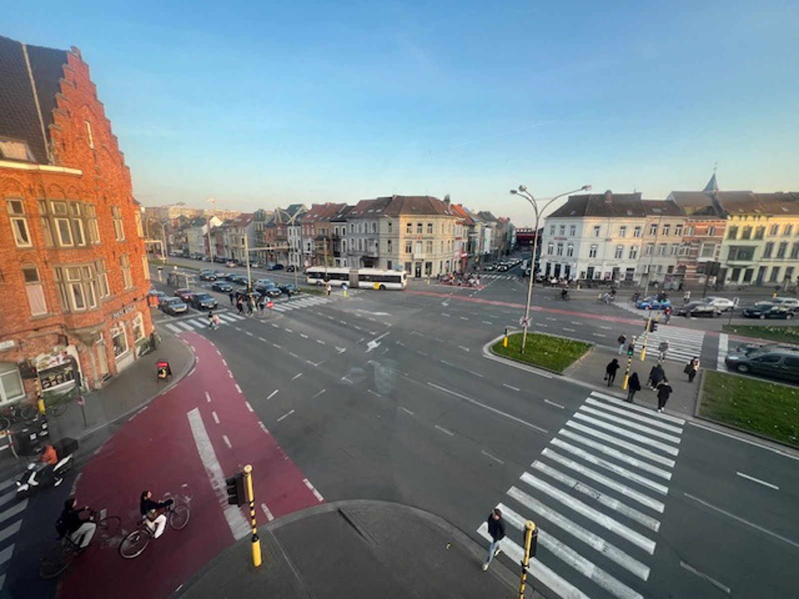 Centraal gelegen & lichtrijk hoekappartement met terras foto 4