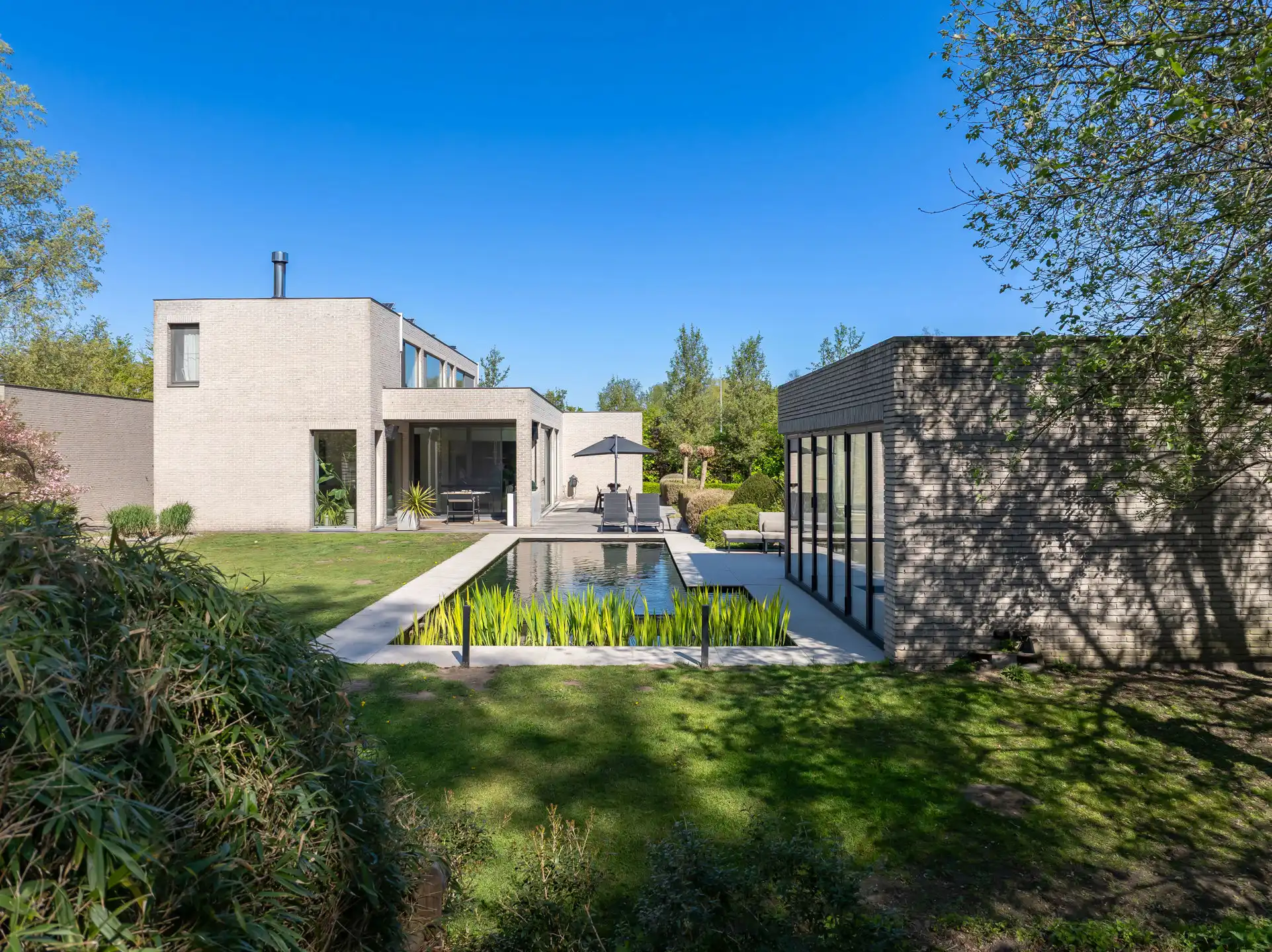 Luxueuze moderne villa met zwemvijver en prachtig poolhouse foto 36
