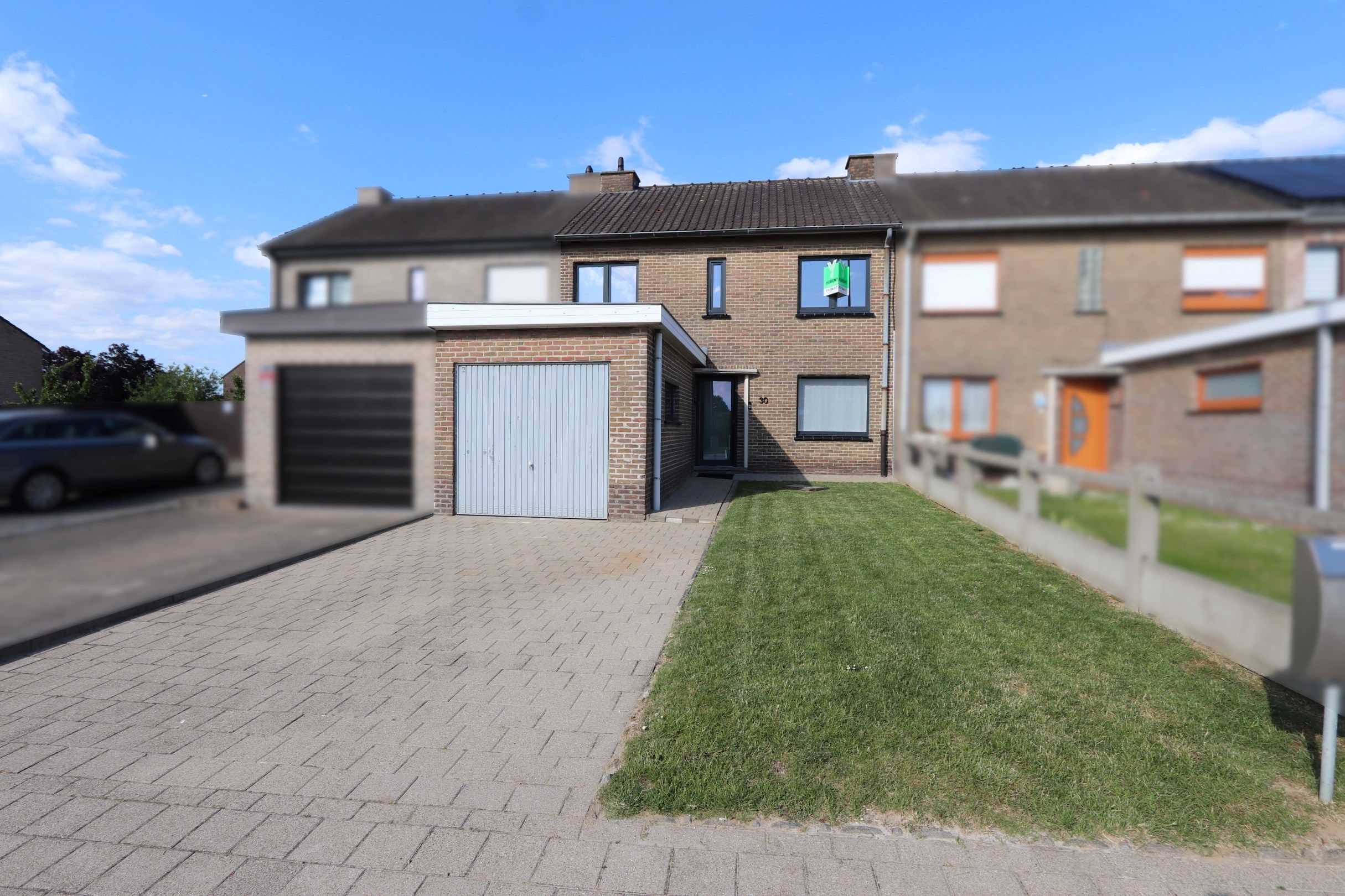 GERENOVEERDE WONING MET 3 SLAAPKAMERS EN TUIN foto {{pictureIndex}}
