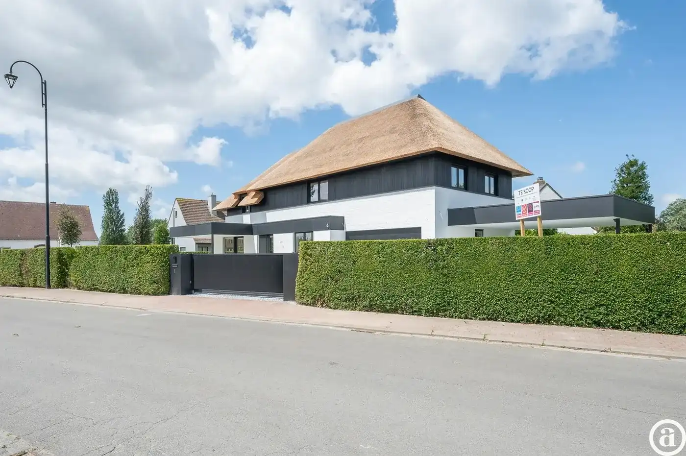 Prachtige nieuwbouw villa met 5 slaapkamers gelegen in een rustige residentiële omgeving.  foto 4