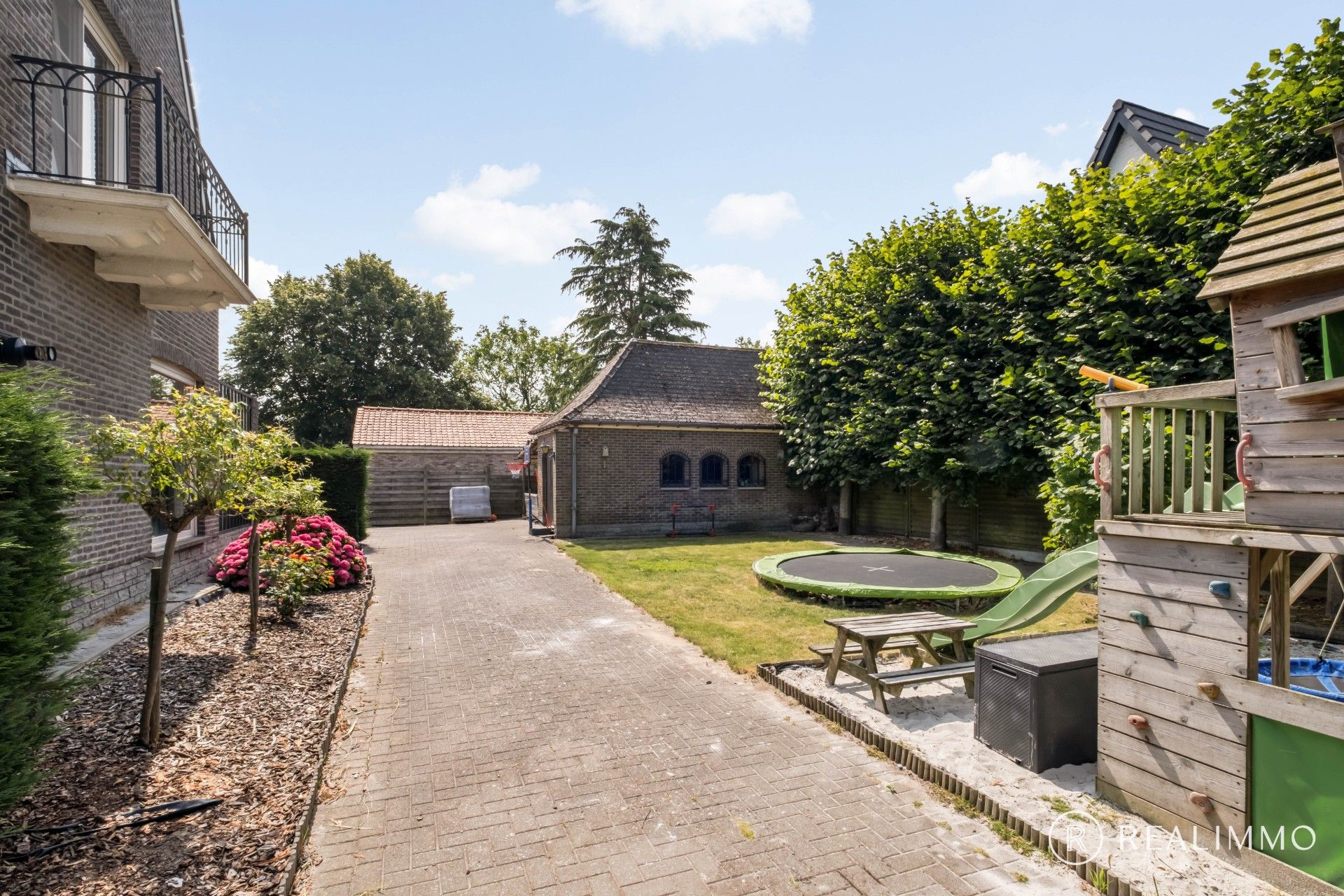 Instapklare, gerenoveerde gezinswoning met 4 slaapkamers foto 4