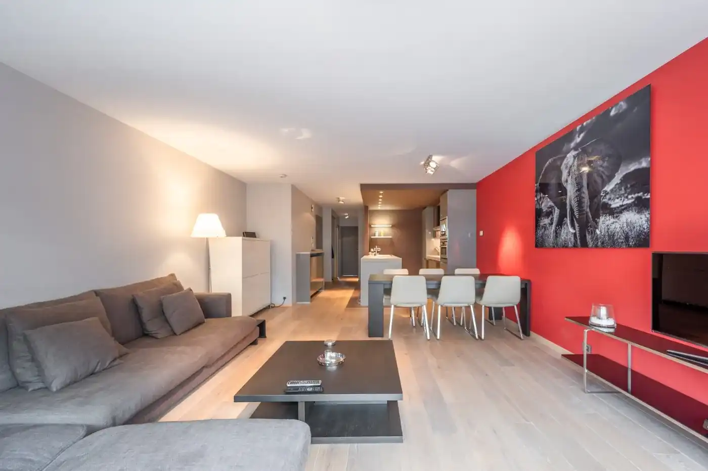 Mooi gemeubeld appartement op super locatie tussen de Zoutelaan en de Dumortierlaan foto {{pictureIndex}}