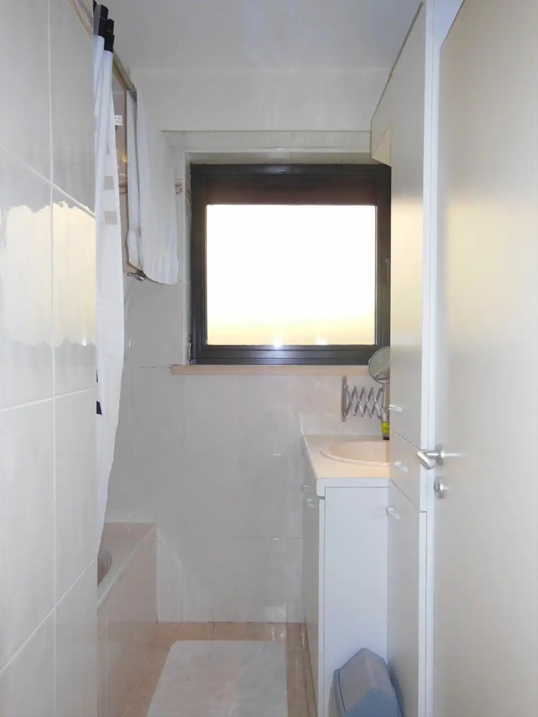 Gezellig gelijkvloersappartement met zonnige tuin en garage foto 6