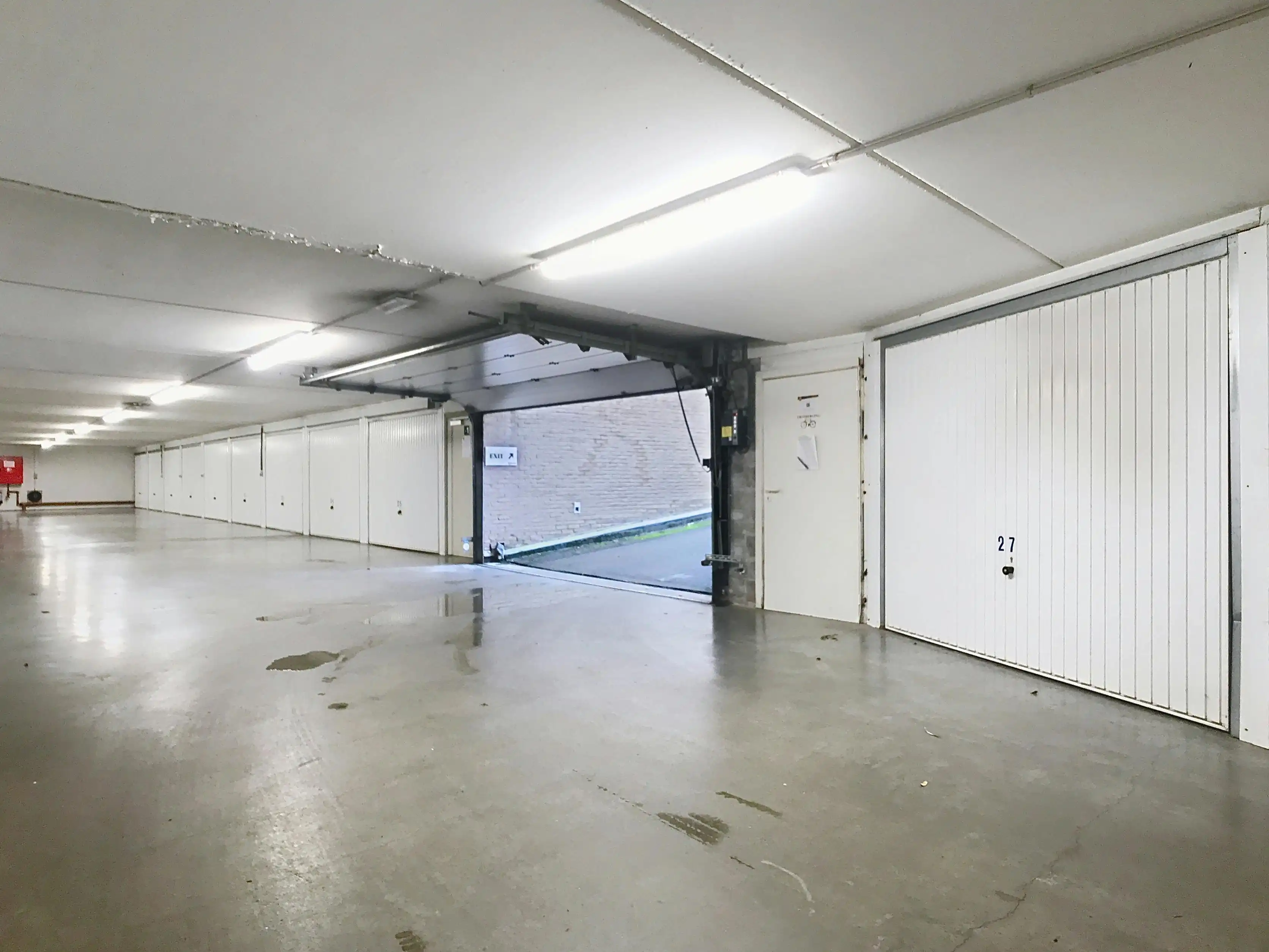 Gesloten garagebox te koop Duinenweg te Middelkerke! foto 4