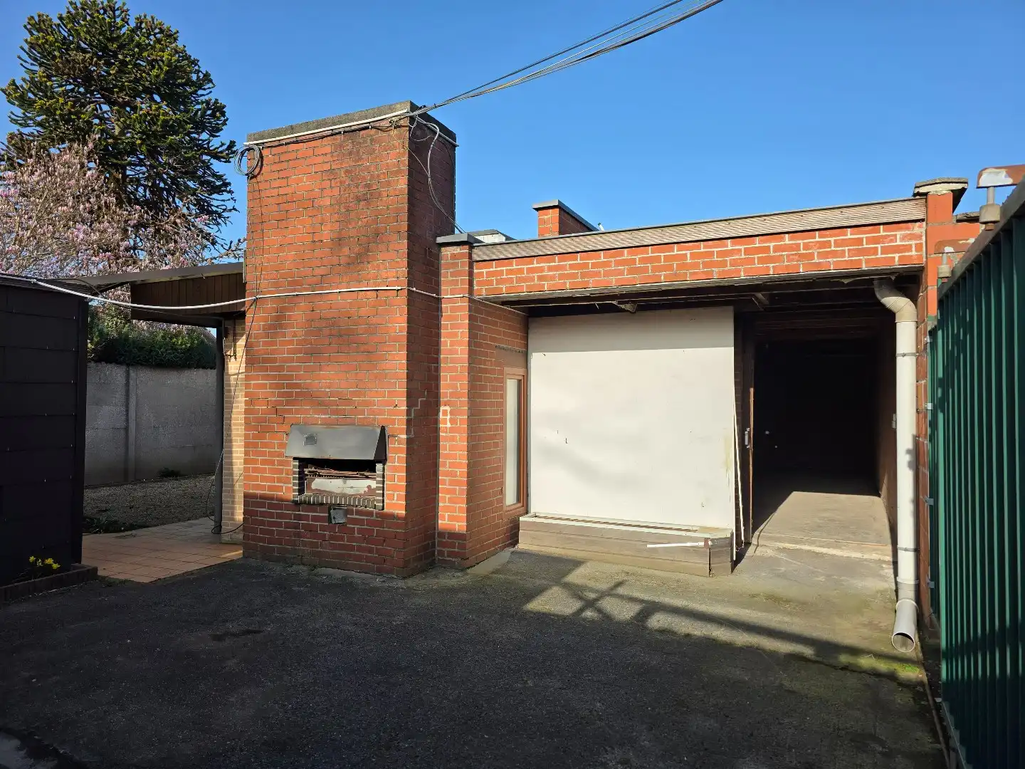 Opslagplaats/atelier in het centrum van Kuurne met vrijstaande garage en bureauruimte foto 2