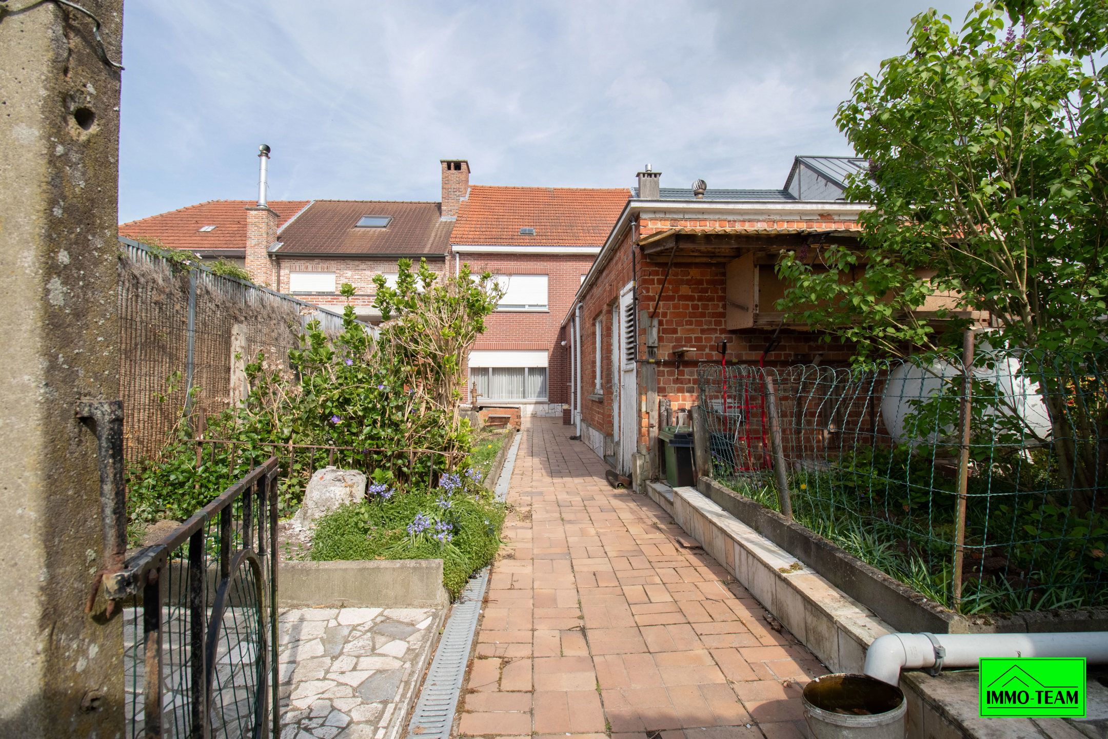 Solide, goed onderhouden 2-gevelwoning met tuin en garage foto 9