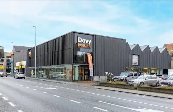 HIGH-END COMMERCIEEL GEBOUW OP BAANLOCATIE MET RUIME PRIVE PARKING foto 3