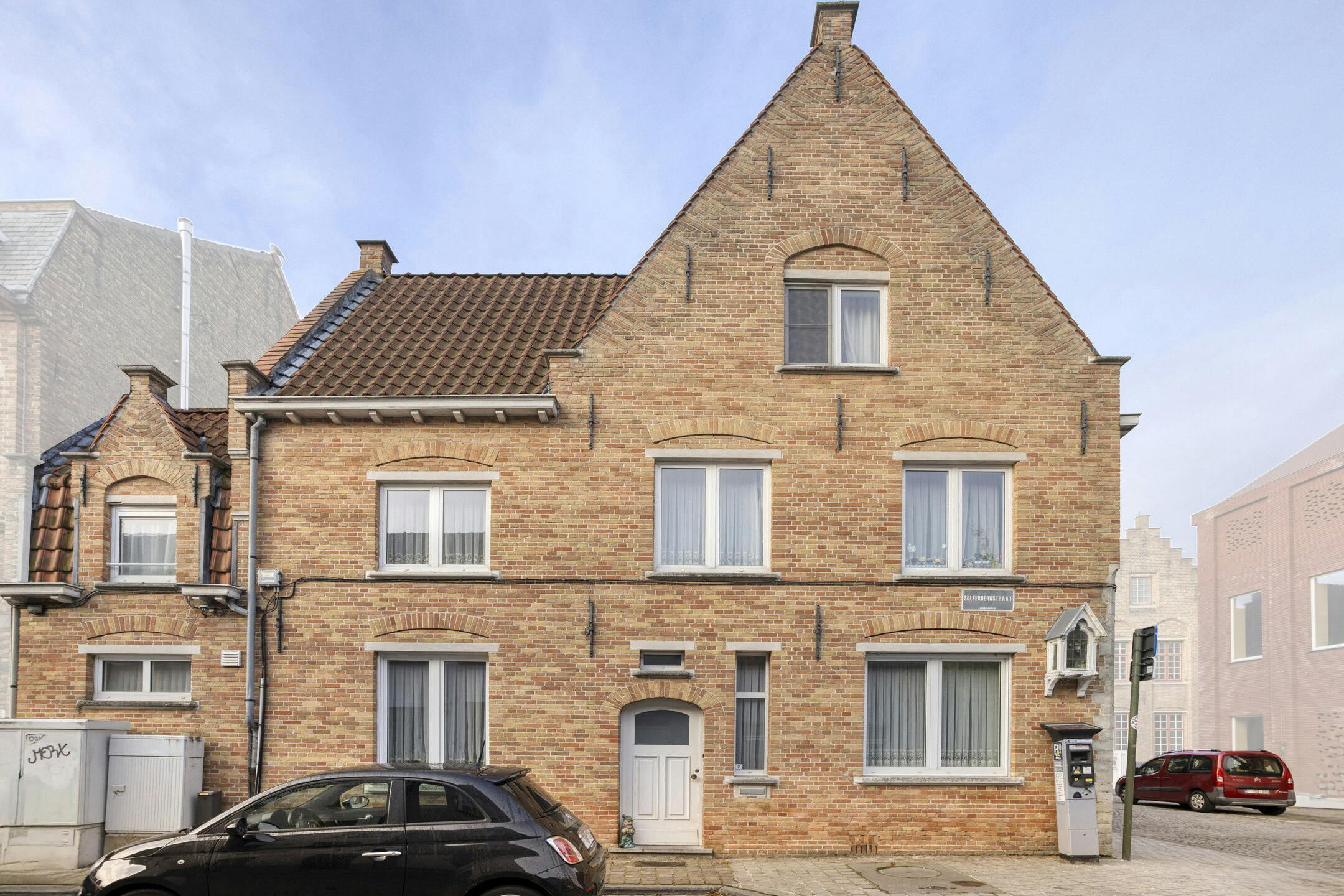 Huis met 4 slaapkamers en stadskoer in centrum Brugge  foto 3