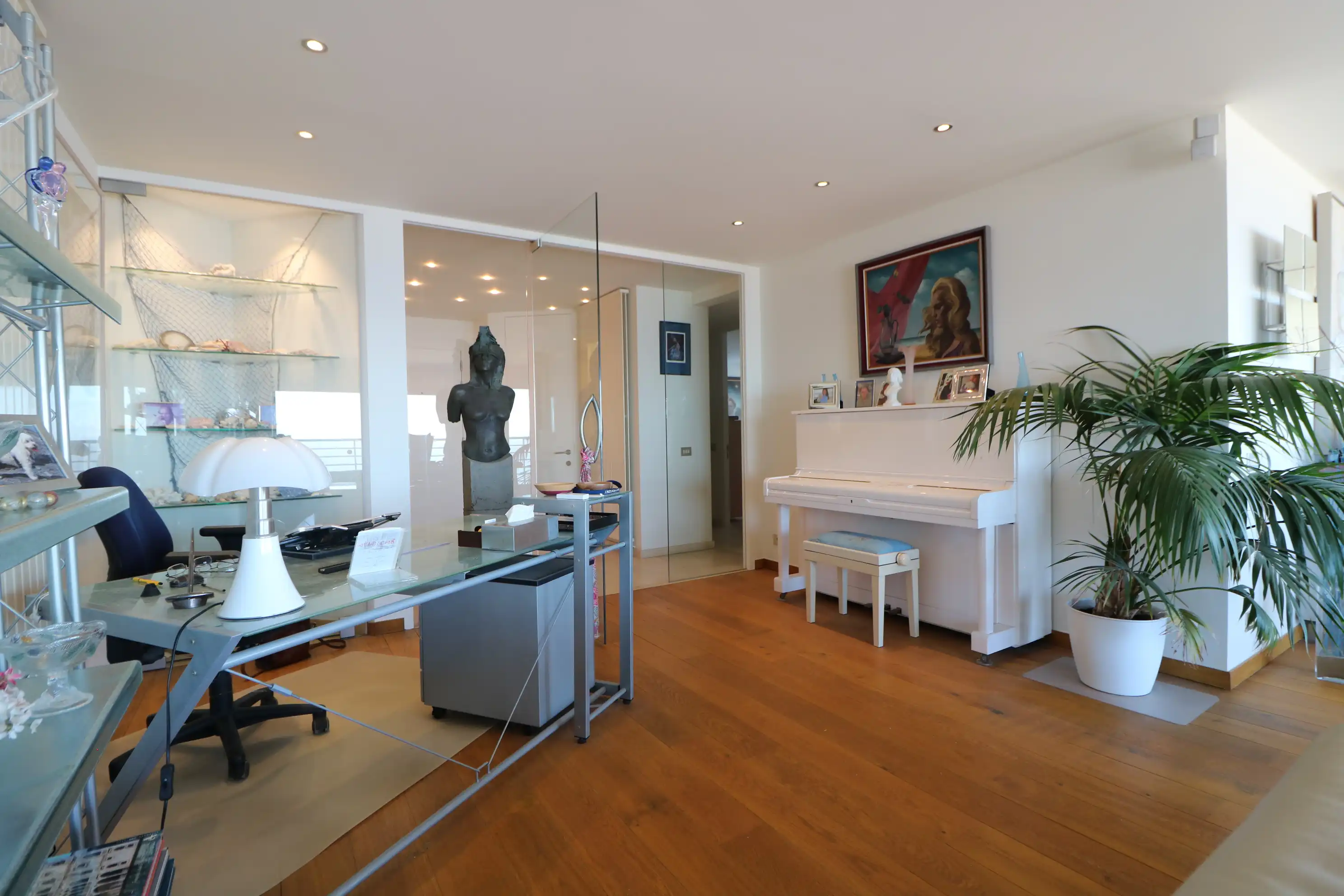 Uniek 4-slaapkamerappartement met fantastisch zicht op zee. foto {{pictureIndex}}