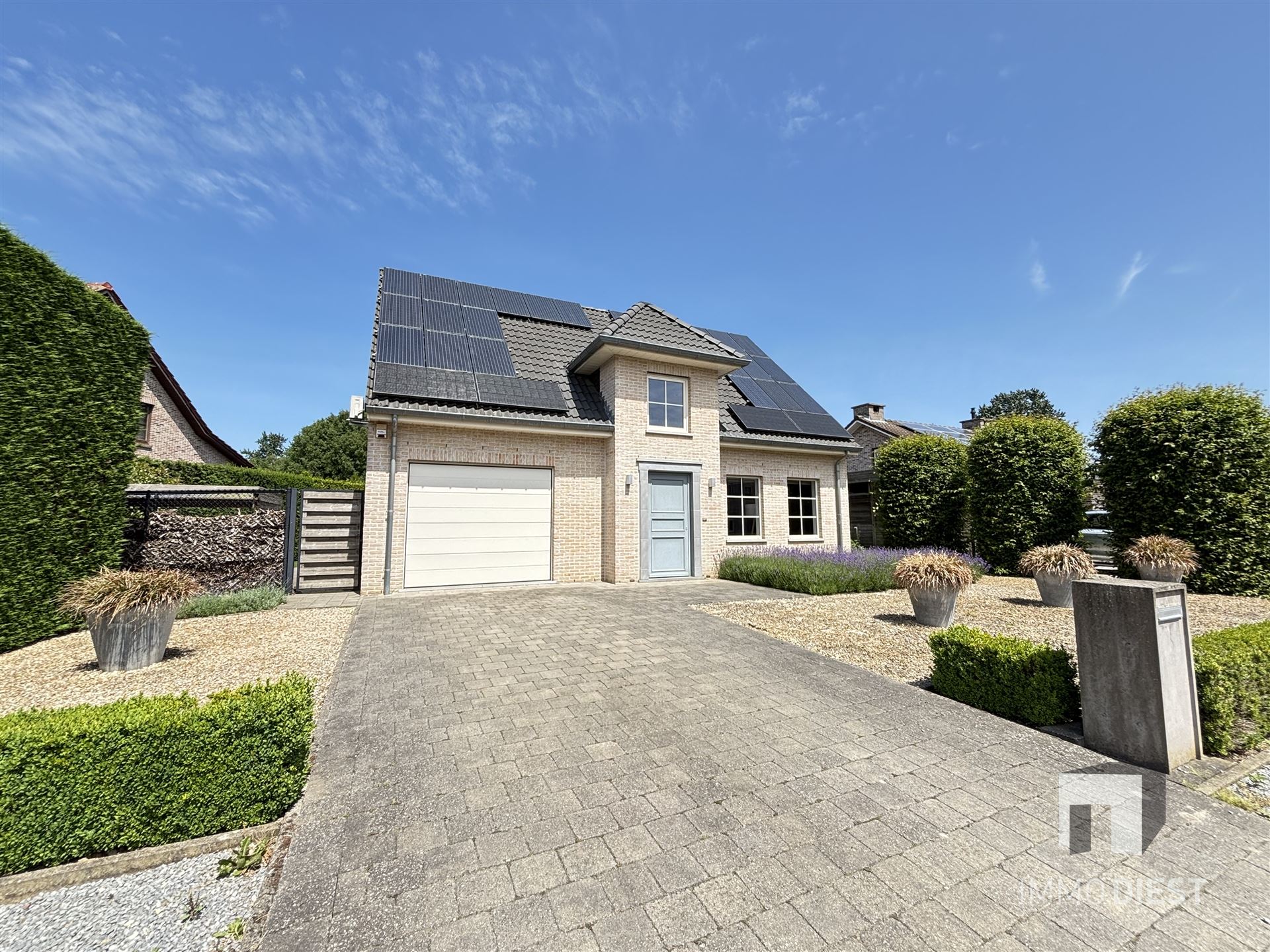 Rustig gelegen woning met zwemvijver nabij het centrum van Paal foto {{pictureIndex}}
