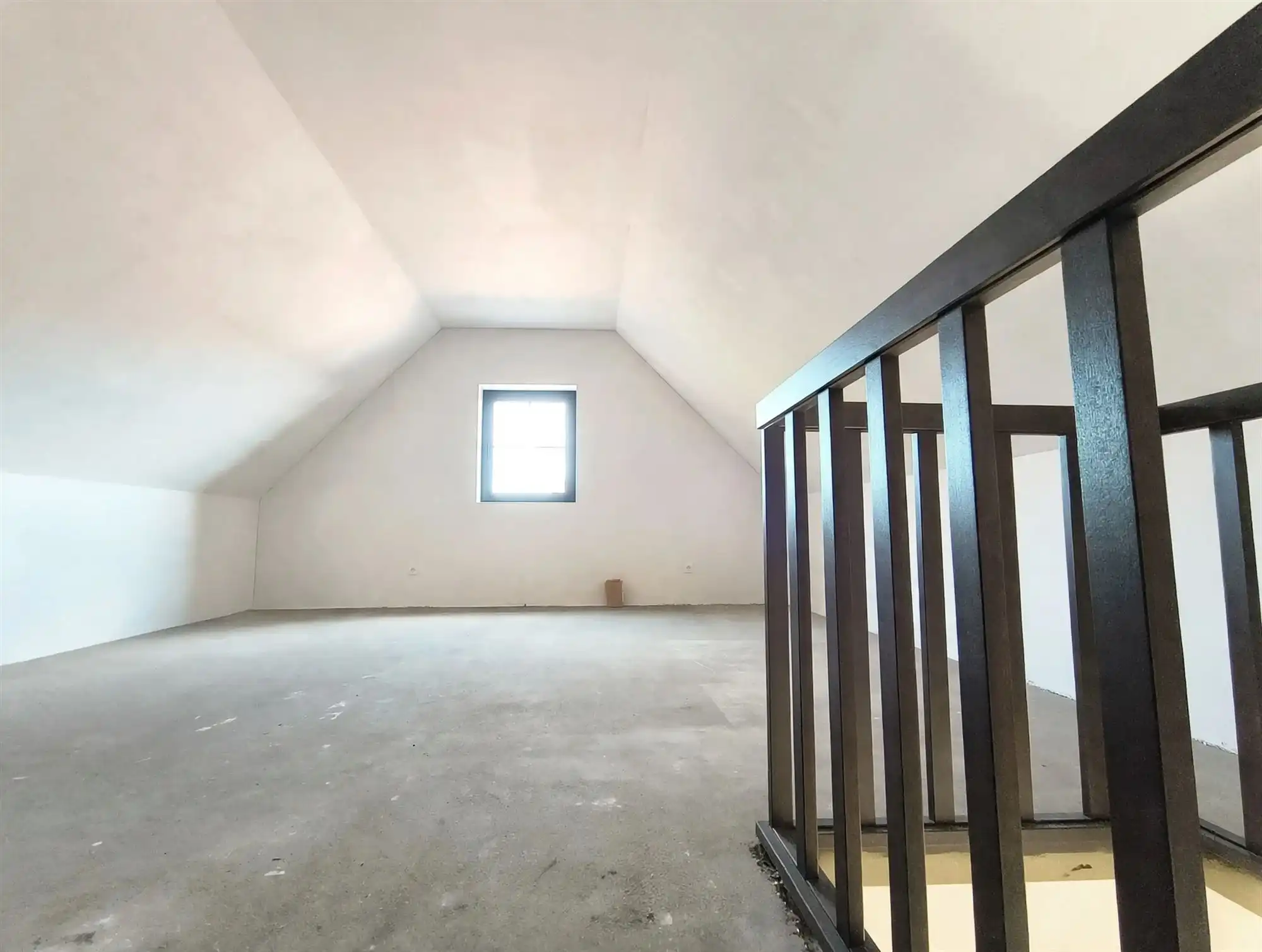 Gloednieuw wooncomfort in deze woning met 3 slaapkamers, terras, tuin en carport. foto 17