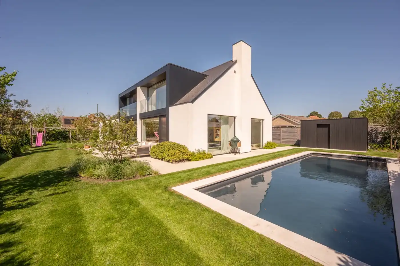 Alleenstaande villa op een perfect georiënteerd perceel met verwarmd zwembad. foto {{pictureIndex}}
