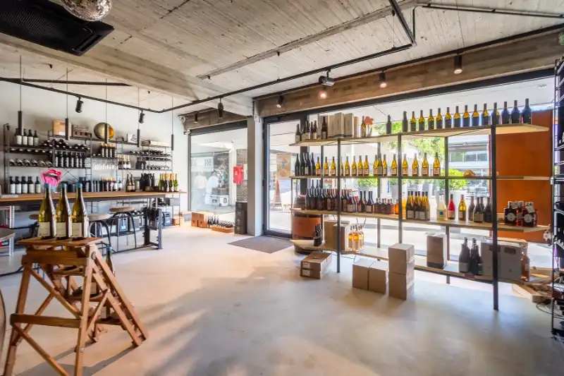 Prachtig handelspand met 2 grote etalages, gratis parking! Toplocatie Patio Donk! foto 5