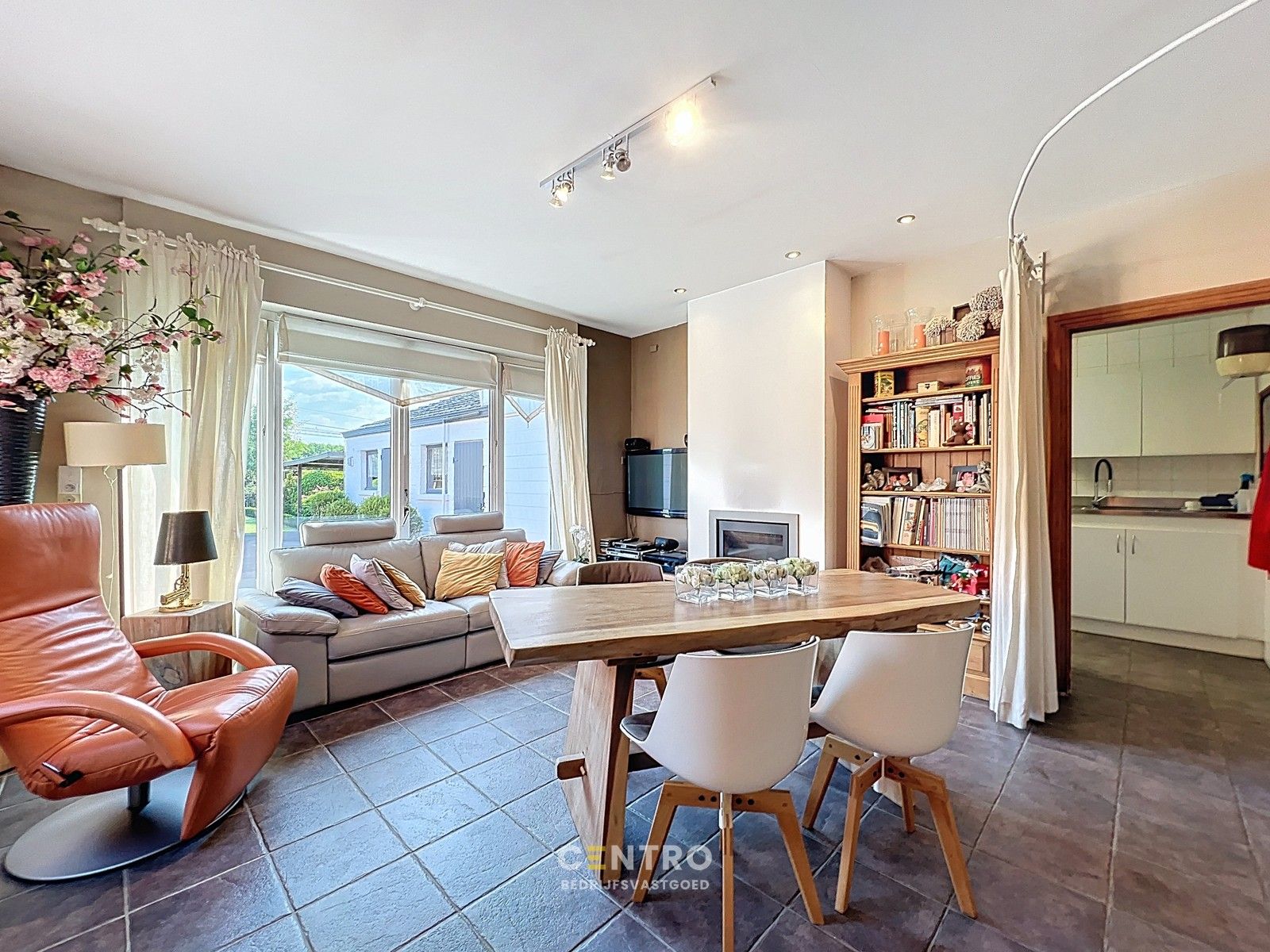 Handelshuis te TORHOUT te koop op verbindingsweg met veel passage. Heden nog ingericht als frituur ! foto 20