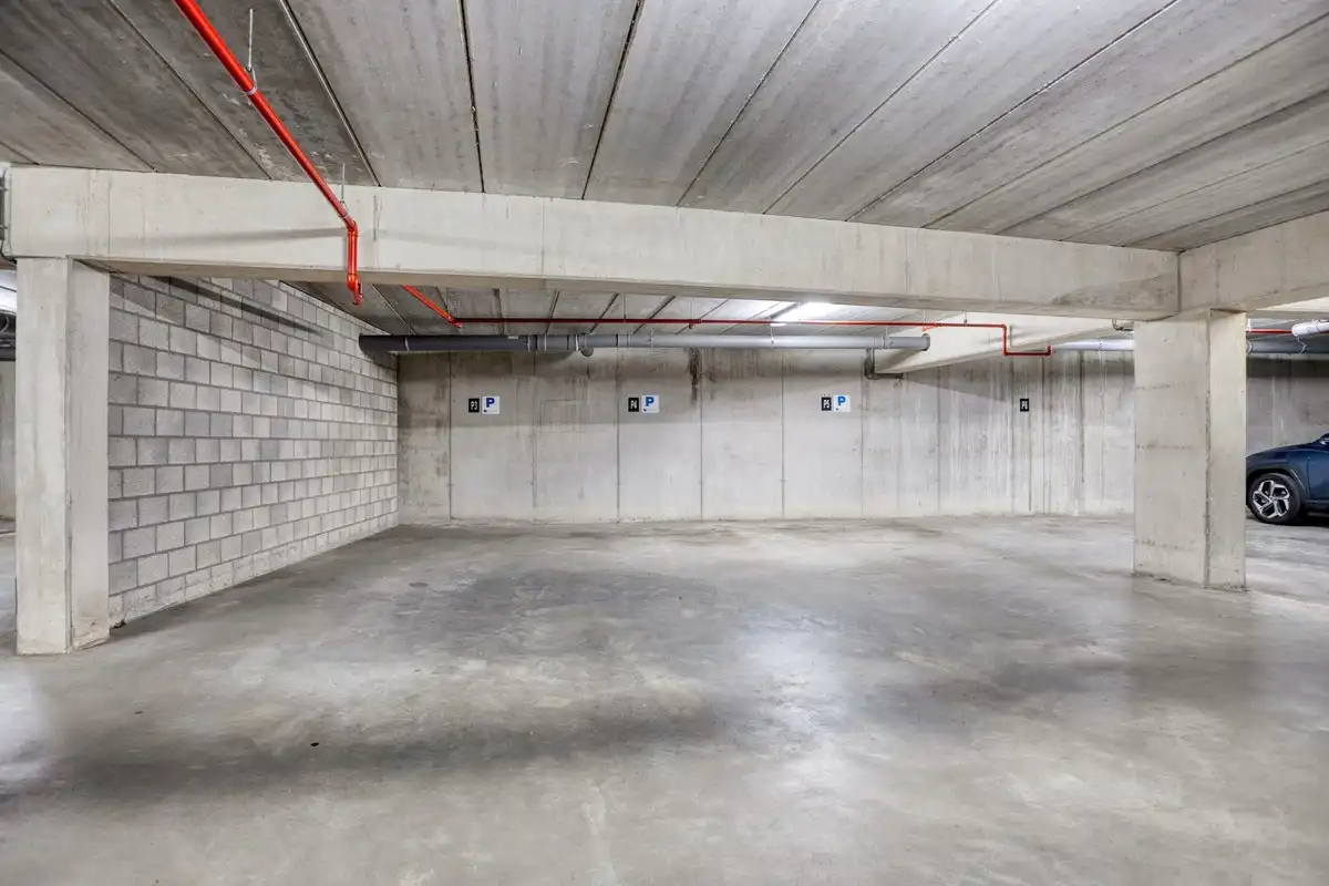 Casco kantoor-/handelsruimte van 724 m² met 7 parkings en kelderbergingen in het centrum. foto 25