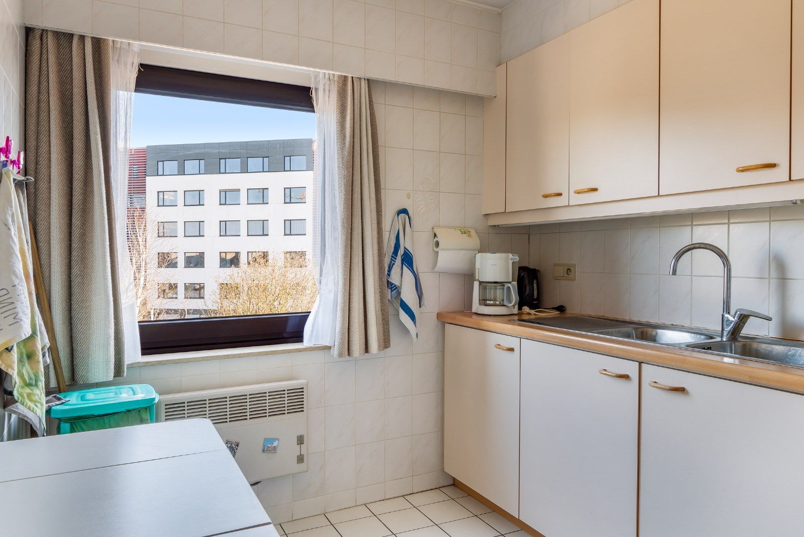 Verzorgd 2-slaapkamerappartement nabij de invalswegen! foto 3