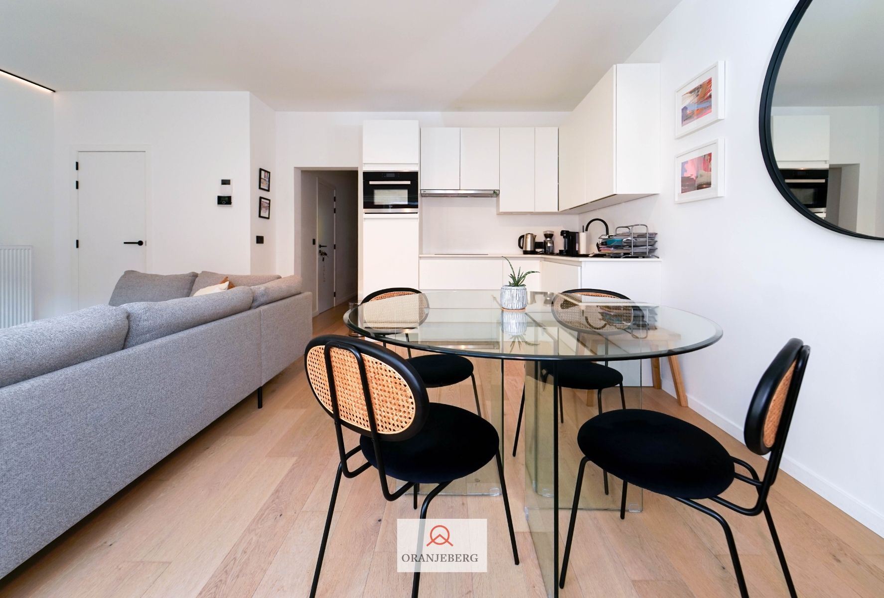 Lichtrijk en gerenoveerd 2 slpk appartement met terras foto 9