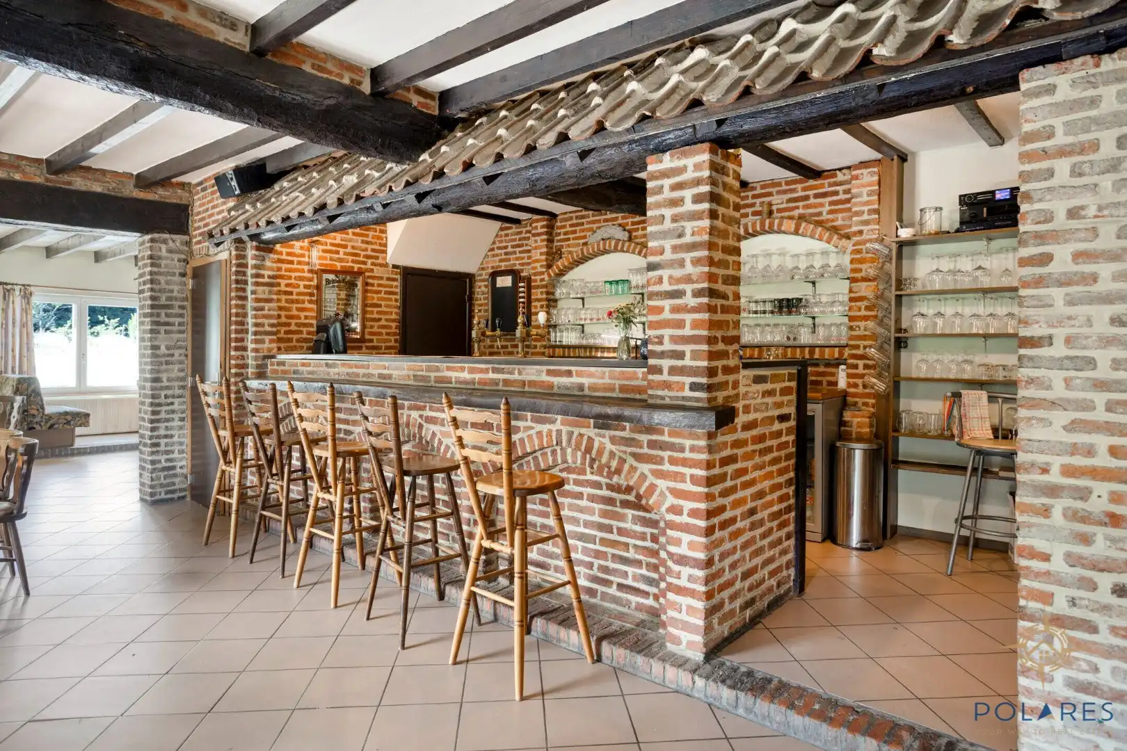 Goed gelegen taverne met woonst en grote parking foto 7