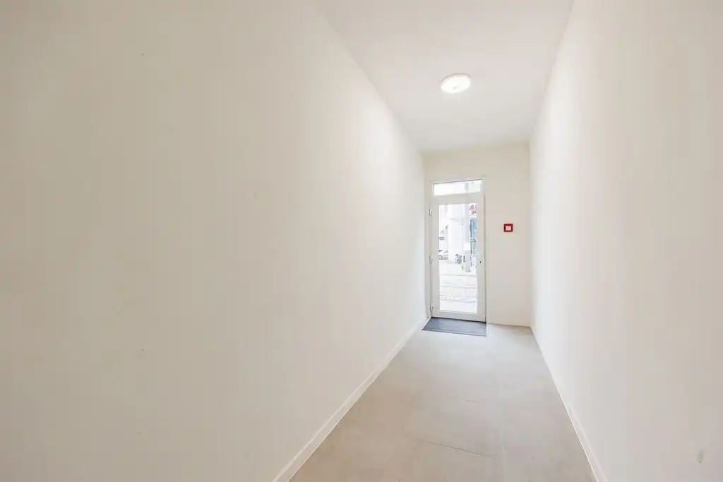 Gerenoveerd gelijkvloers appartement met terras foto 18