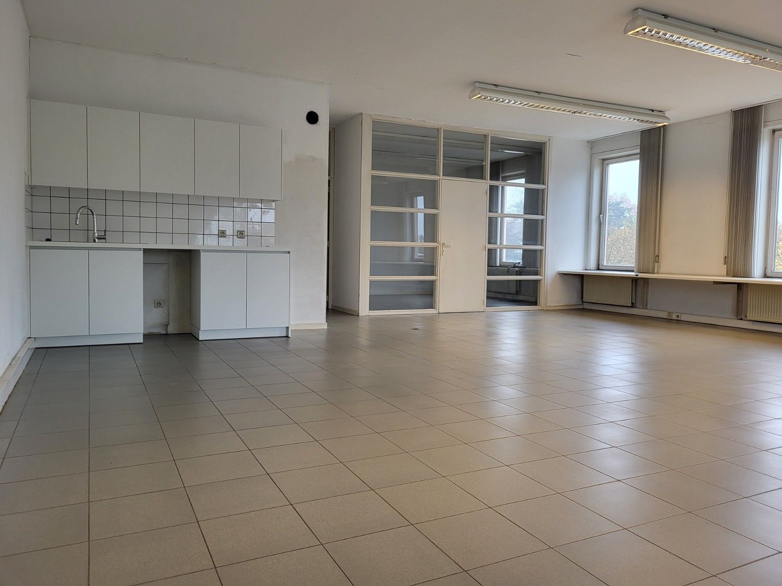 Grote kantoorruimte op toplocatie! foto {{pictureIndex}}