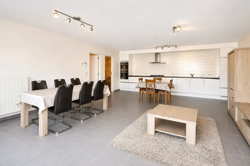 Gemeubeld gelijkvloers appartement met tuin – Heffen foto 3