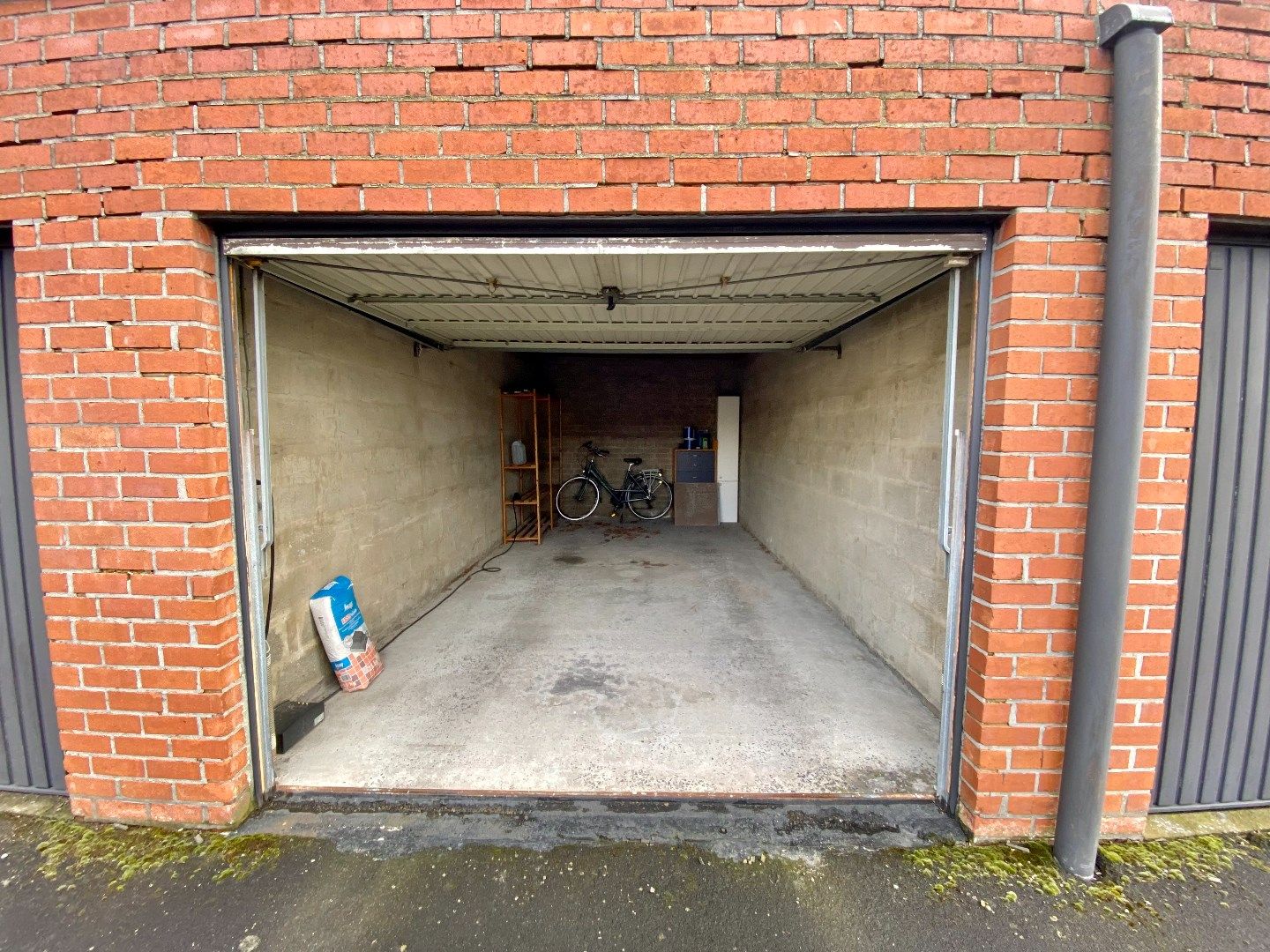 RUIME GARAGE (18m²) MET AFGESLOTEN TOEGANG IN CENTRUM BAVIKHOVE foto 2