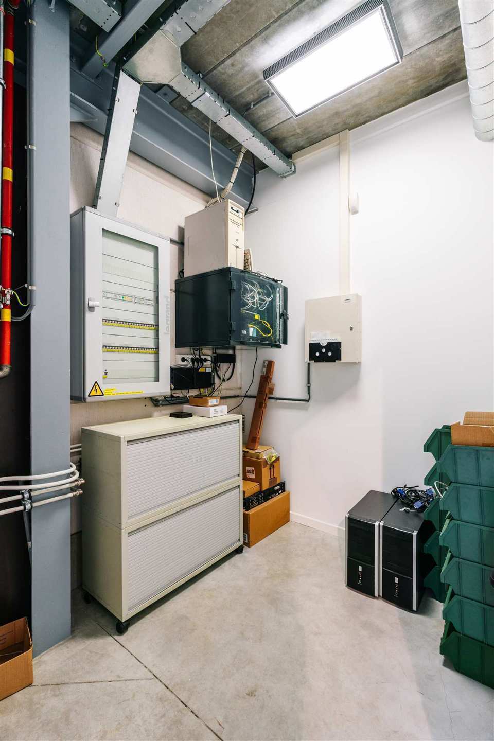 Moderne kantoor- en opslag ruimte foto 22
