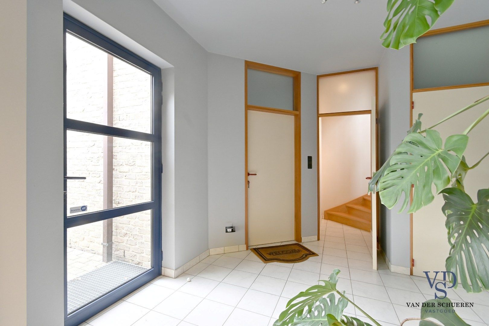 Ruim handelspand met penthouse in villastijl foto 18