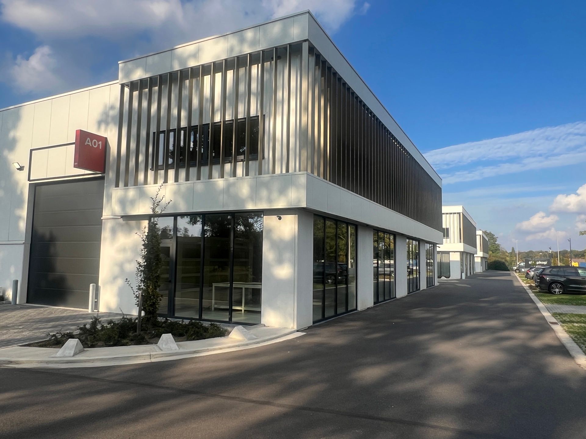 MODERNE KMO-UNIT MET SHOWROOM/KANTOOR IN GENK foto 18