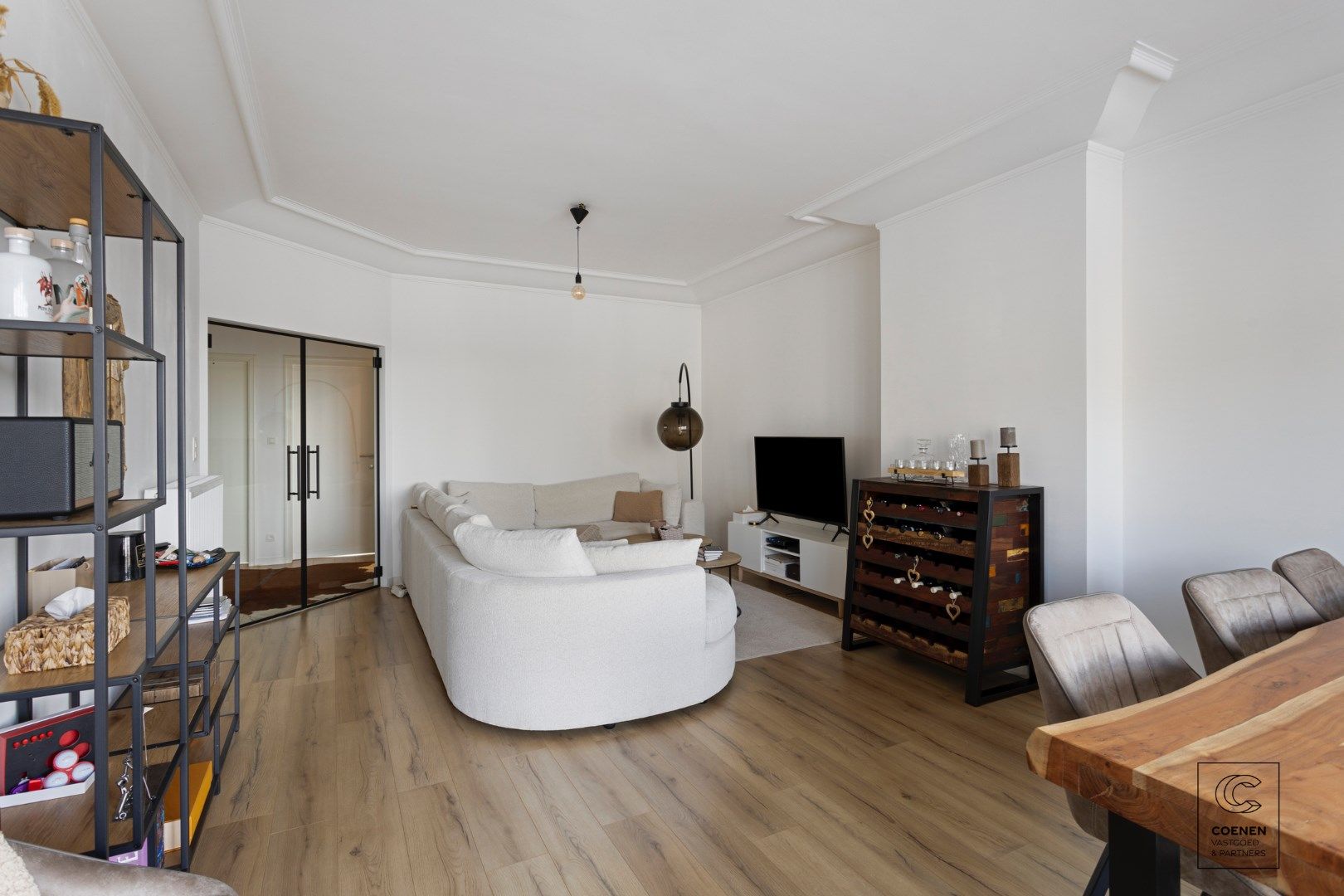Prachtig gerenoveerd appartement met 2 slaapkamers, terras en bew. opp. van 80m2! foto 2