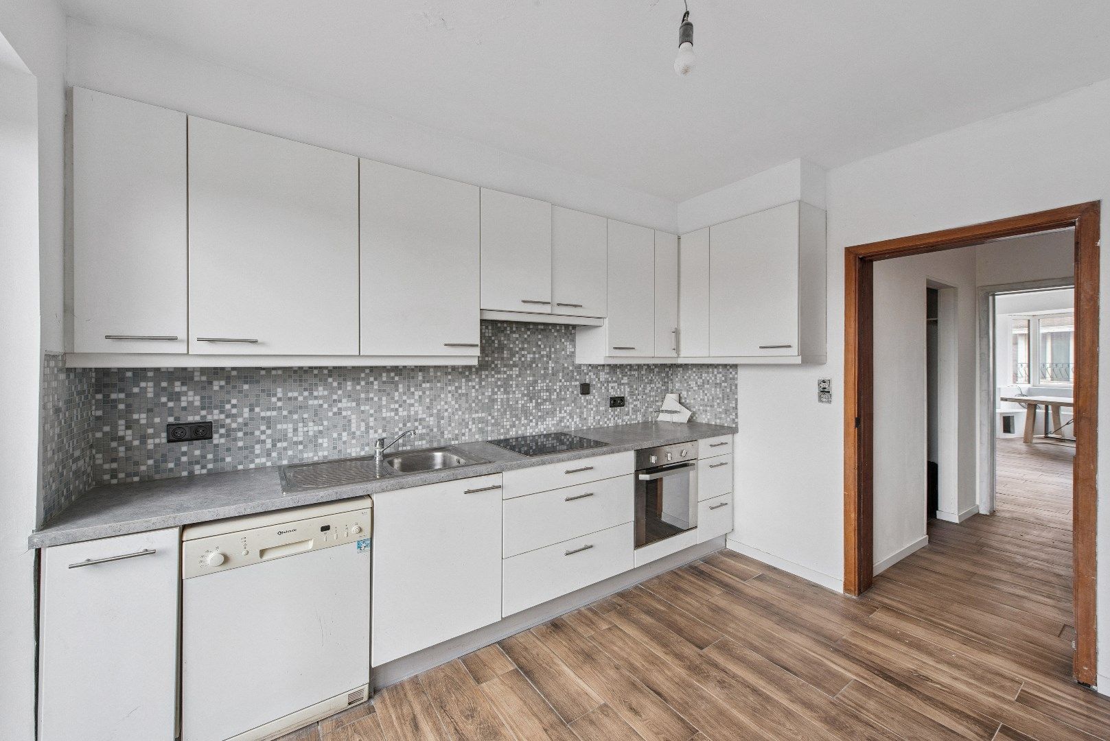 Deels te renoveren bel-étage met ruime garage en potentieel foto 9