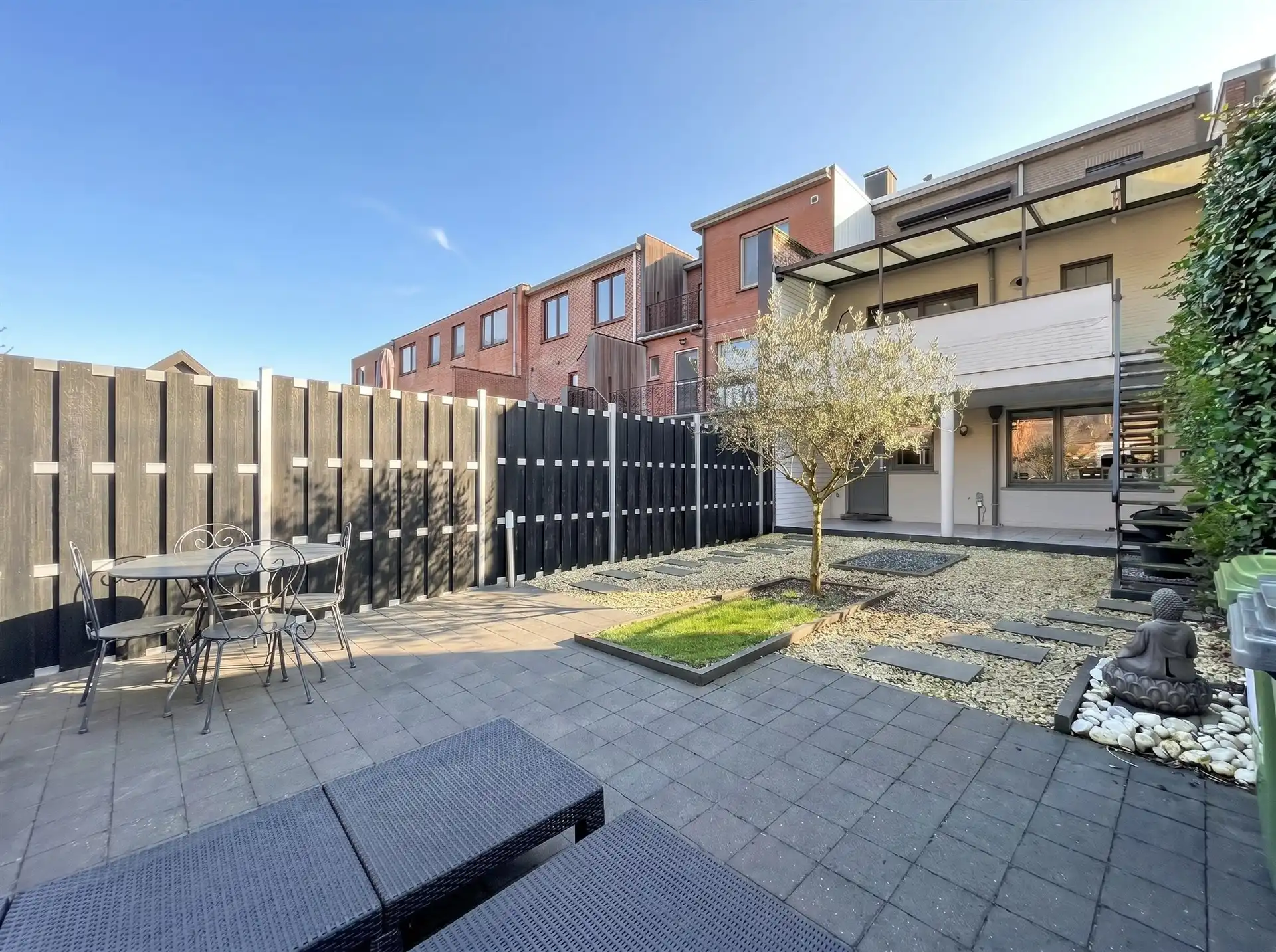 Moderne gezinswoning met 3 ruime slaapkamers en inpandige garage! foto 2