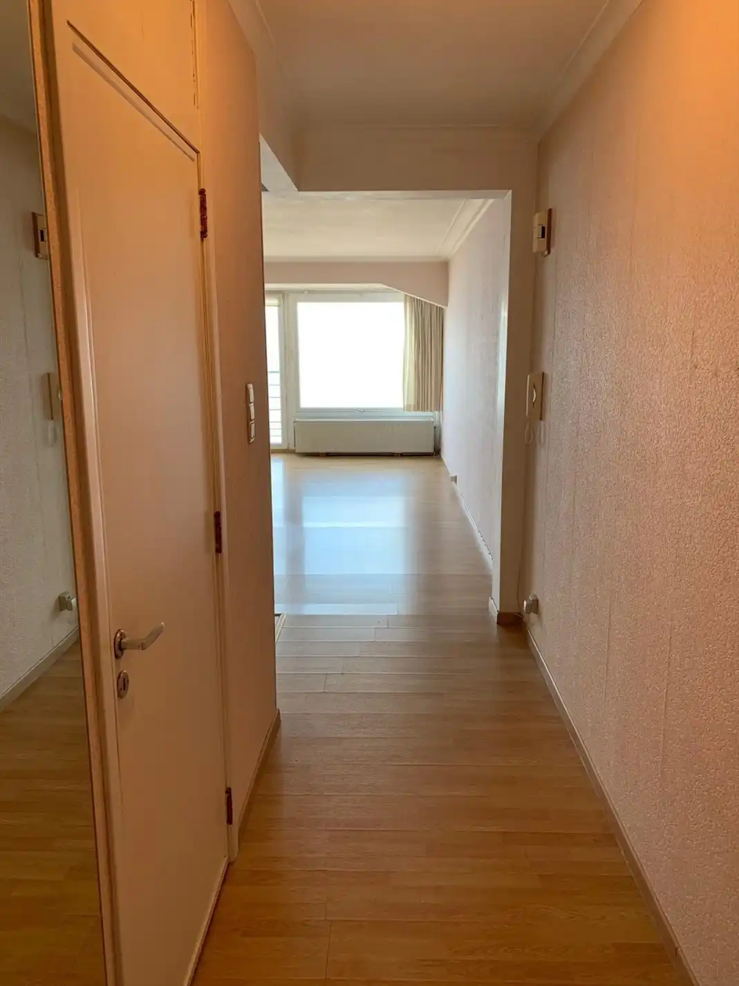 Ongemeubeld éénslaapkamer-appartement met frontaal zeezicht foto 2